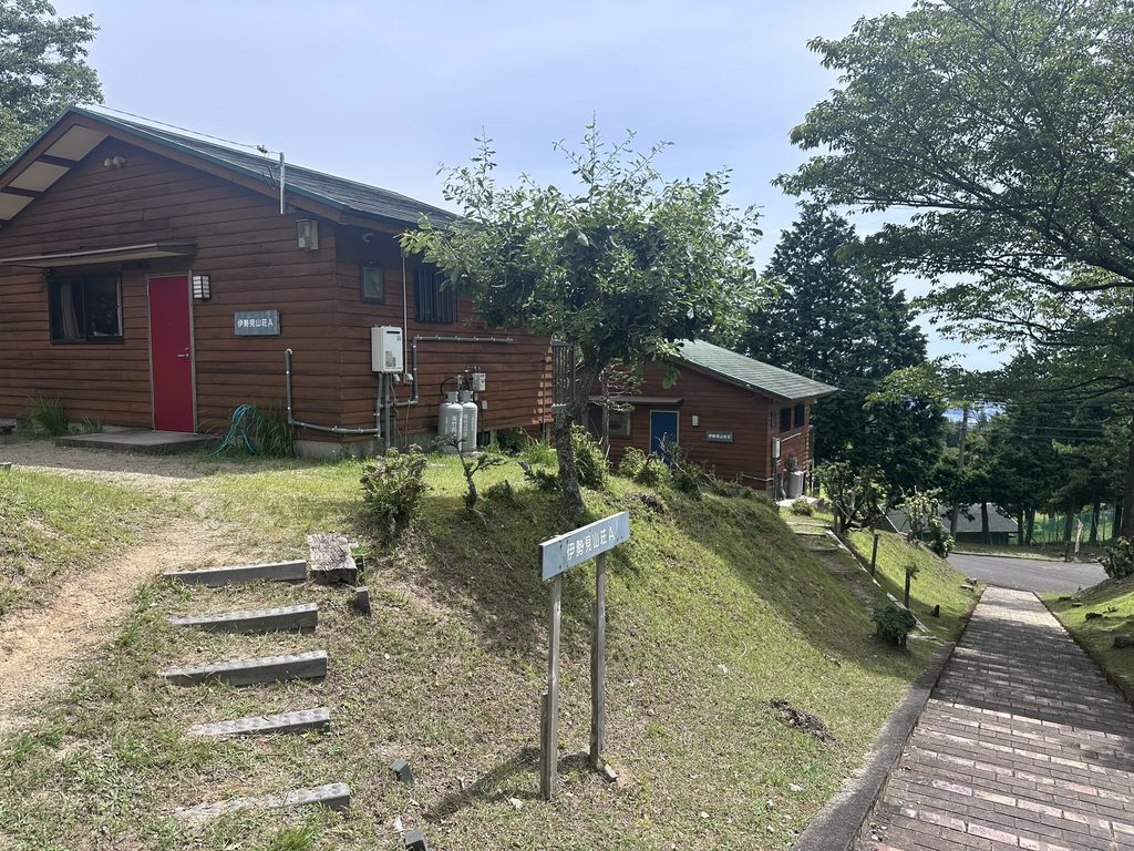 青山高原保健休養地キャンプ場ロッジ