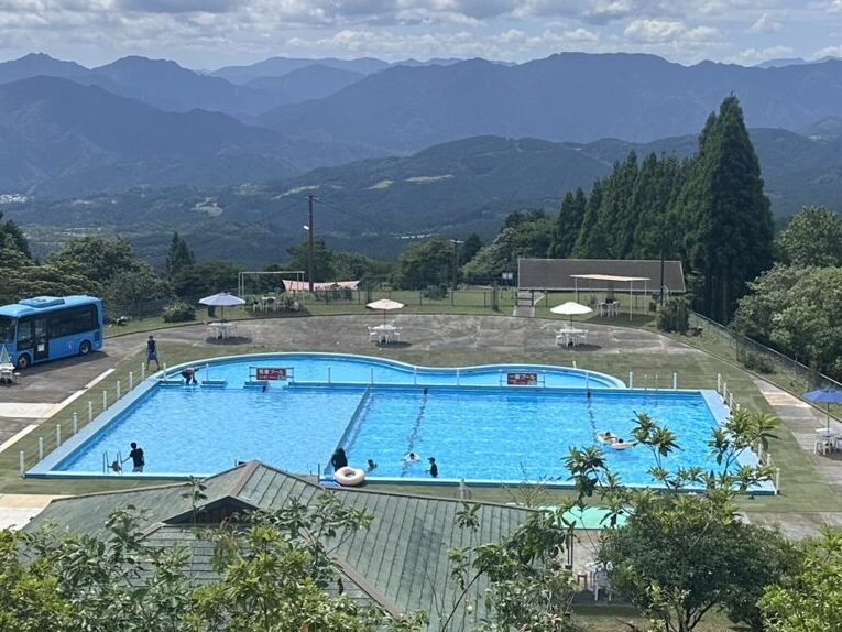 青山高原保健休養地キャンプ場のプール